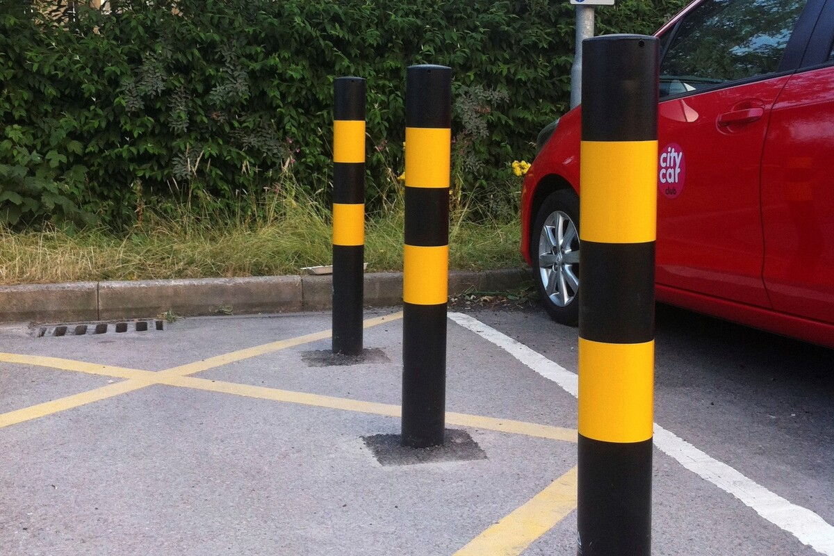 Barrier Direct’s round mild steel bollards styled with a slightly domed welded steel cap and galvanised with high visibility black and yellow “bumble bee†banding finish as standard.