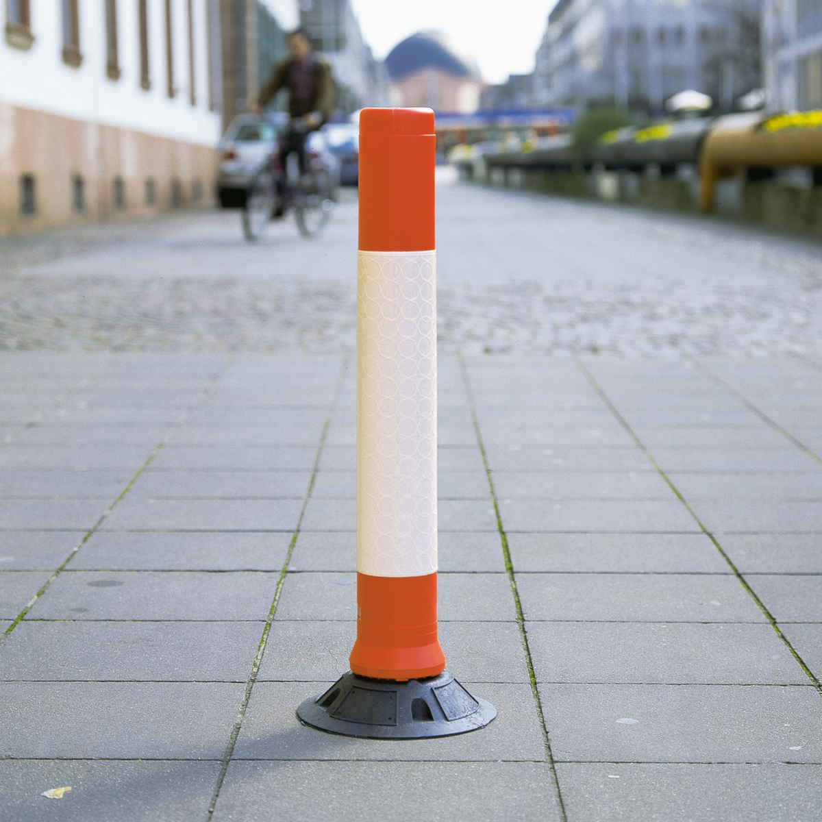 Traffic Cone Guide; Flexible Post Extremely Robust Self-Righting on a public road.Â